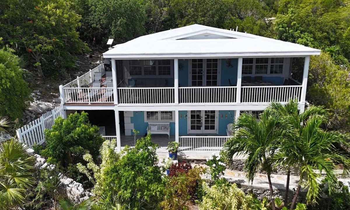 George Town House | Ocean Views - Comfy family home sleeps up to 10 - Hideaways Beach Club