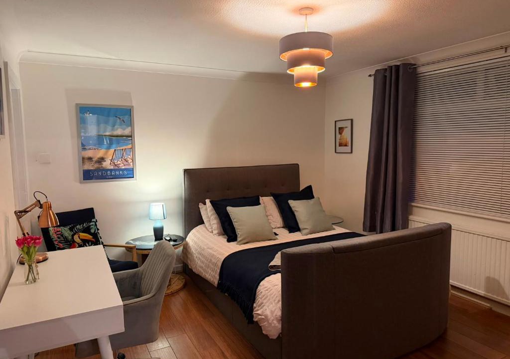 Canford Cliffs Apartment | Oceans 7 Beach flat