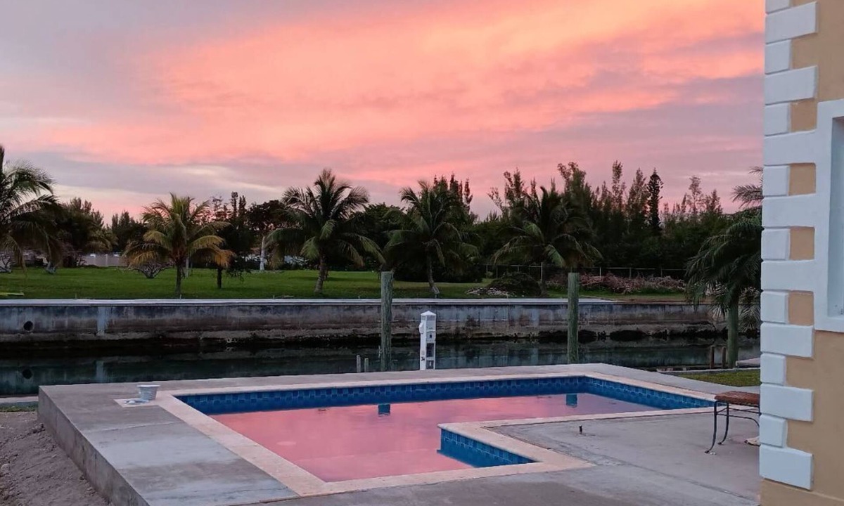 Bahamas Terrace House | Oceanview 3BR Canal Front Villa Pvt. Dock + Pool Walk to Beach