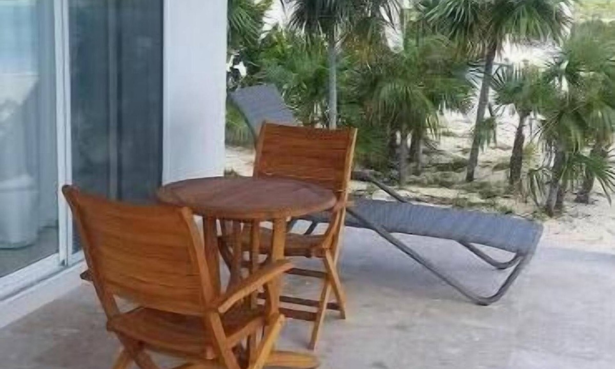 New Bight House | One Bedroom Beachfront Bungalow: Mango Villa