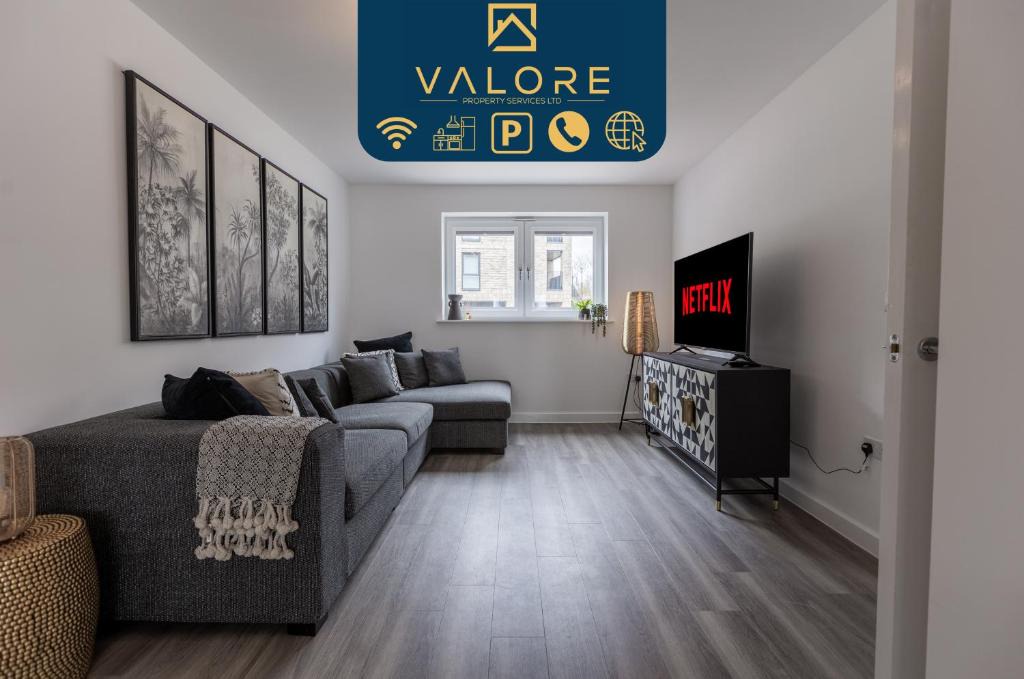 Milton Keynes House | Outstanding 5 Bedroom Townhouse, Canal Views By Valore Property Services