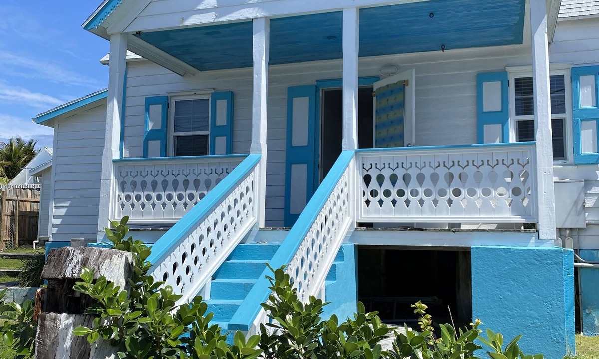 Hope Town House | Pa Willie’s - Locally owned historic cottage conveniently located with dock.