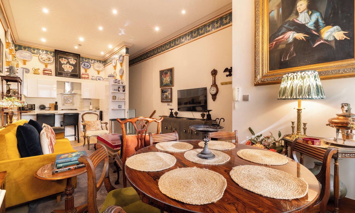 Paddington Apartment | Paddington Station 7-Bed 13-Guests Massive House w/Patio in 1841 Victorian Pub