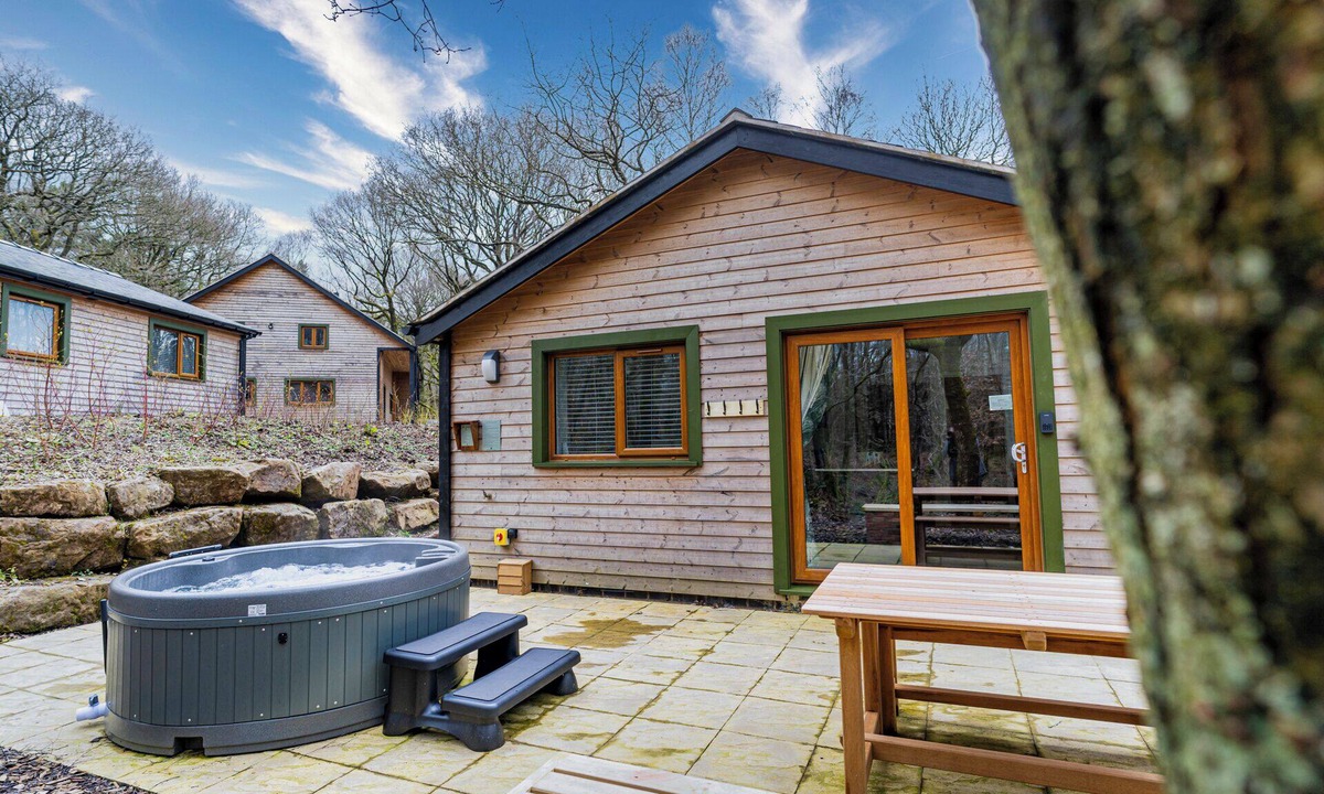 Farley Cabin | Padley; woodland lodge for 2-4 with hot tub, BBQ, near Alton Towers.