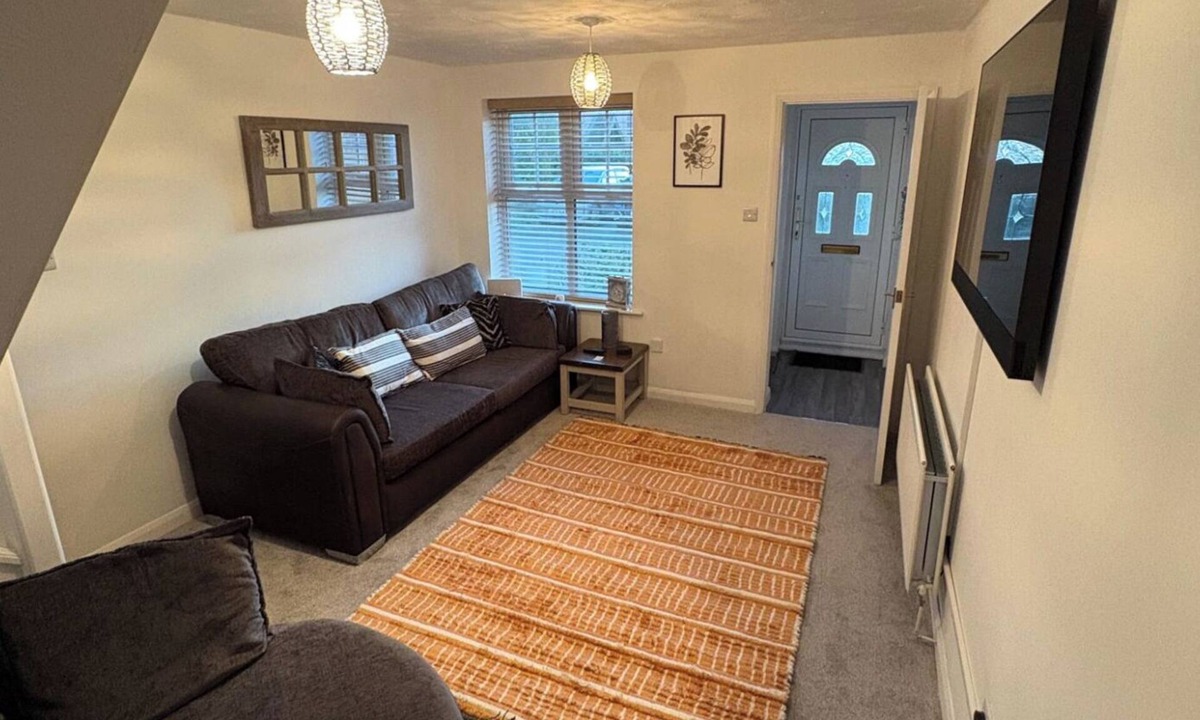 Earls Barton House | Park House Sleeps 4 with Enclosed Garden