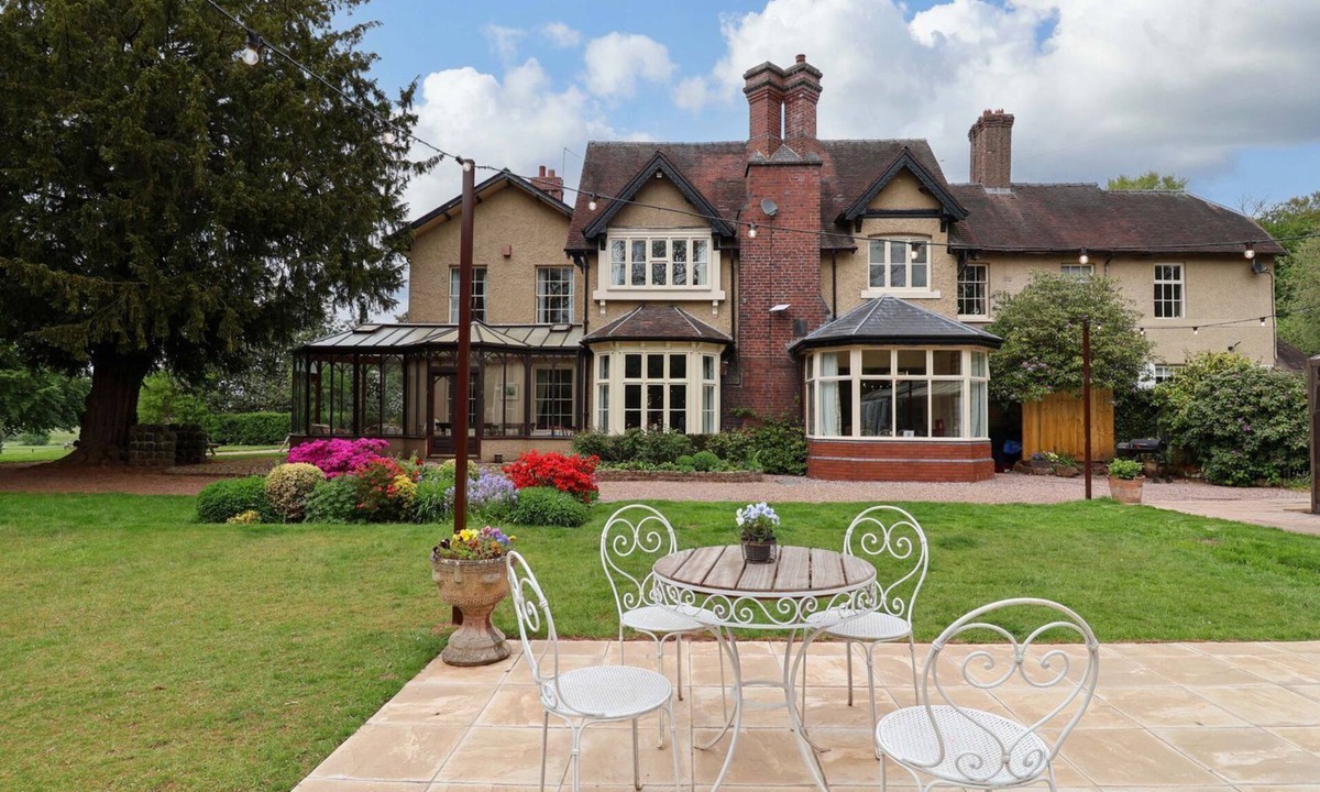 Barlaston Cottage | PARKFIELDS HOUSE, pet friendly, with pool in Barlaston