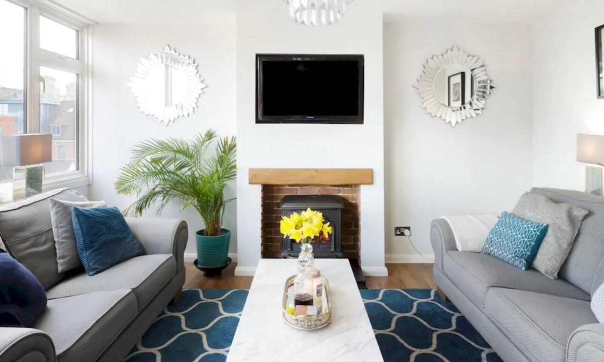 Eton Apartment | Pass the Keys | Eton Penthouse with Amazing Castle River Views