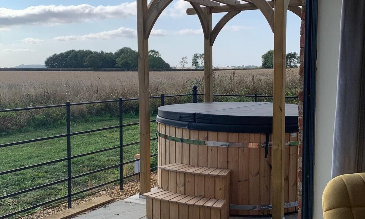 Old House | Peaceful Countryside Retreat in Northamptonshire with Wood Fired Hot Tub