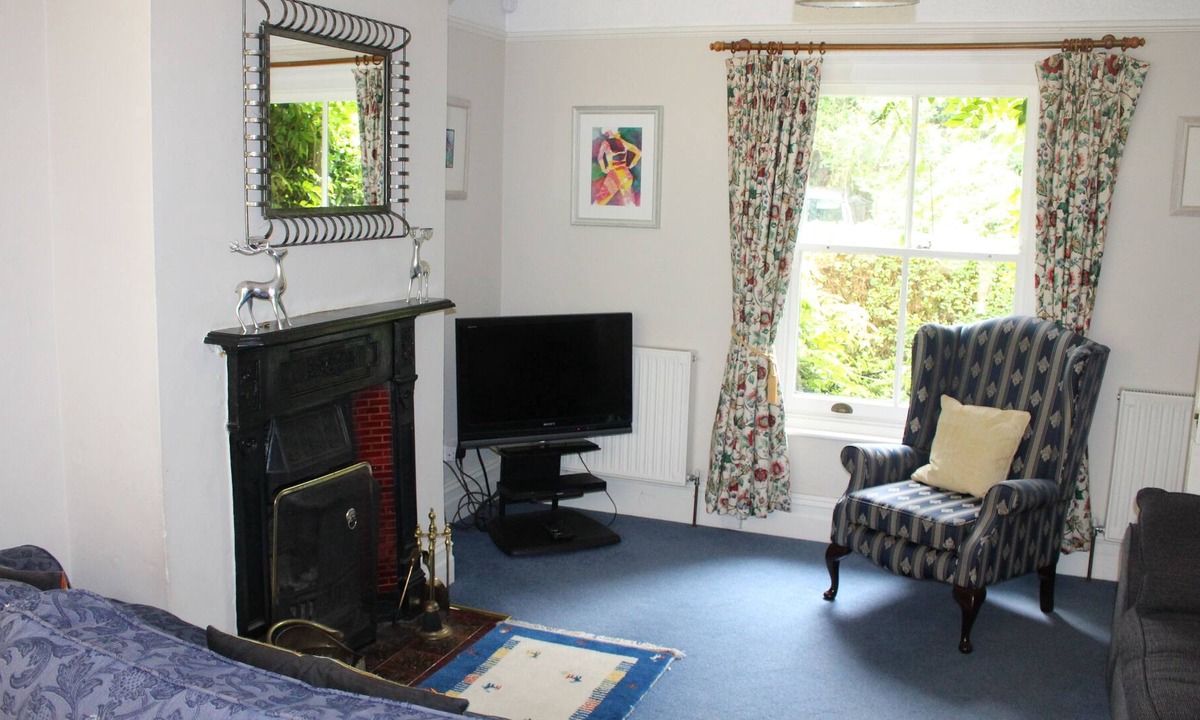 Burley Cottage | Peaceful New Forest Cottage with 3 en-suites and a hot tub 5 mins walk to Burley