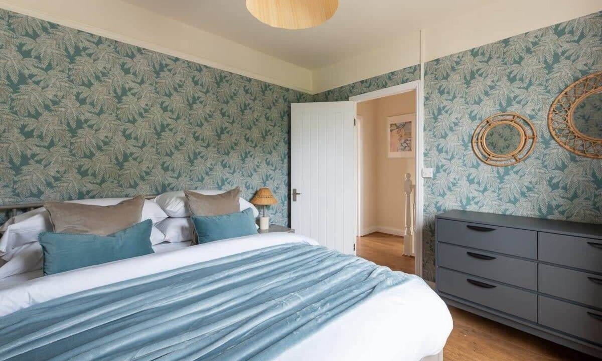 Cambridge House | Peaceful Oasis 3-Bed Home Amidst Lush Gardens