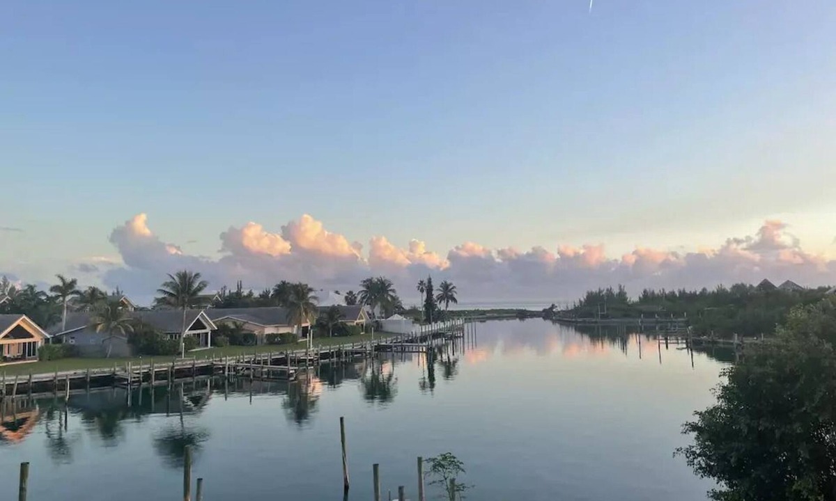 Bahamia West Condo | Penthouse Condo on the Waterfront with Breathtaking Canal and Sea Views