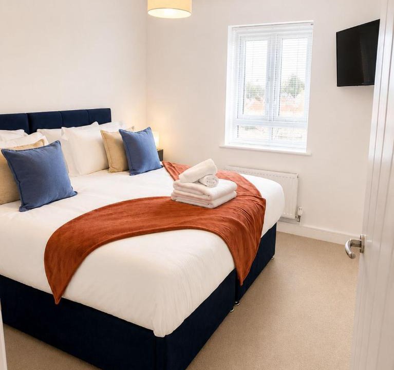 Swindon House | Perfect Location, Swindon, Contractors, 3BR House Sleeps 6, Free Parking, Fast WiFi, Families