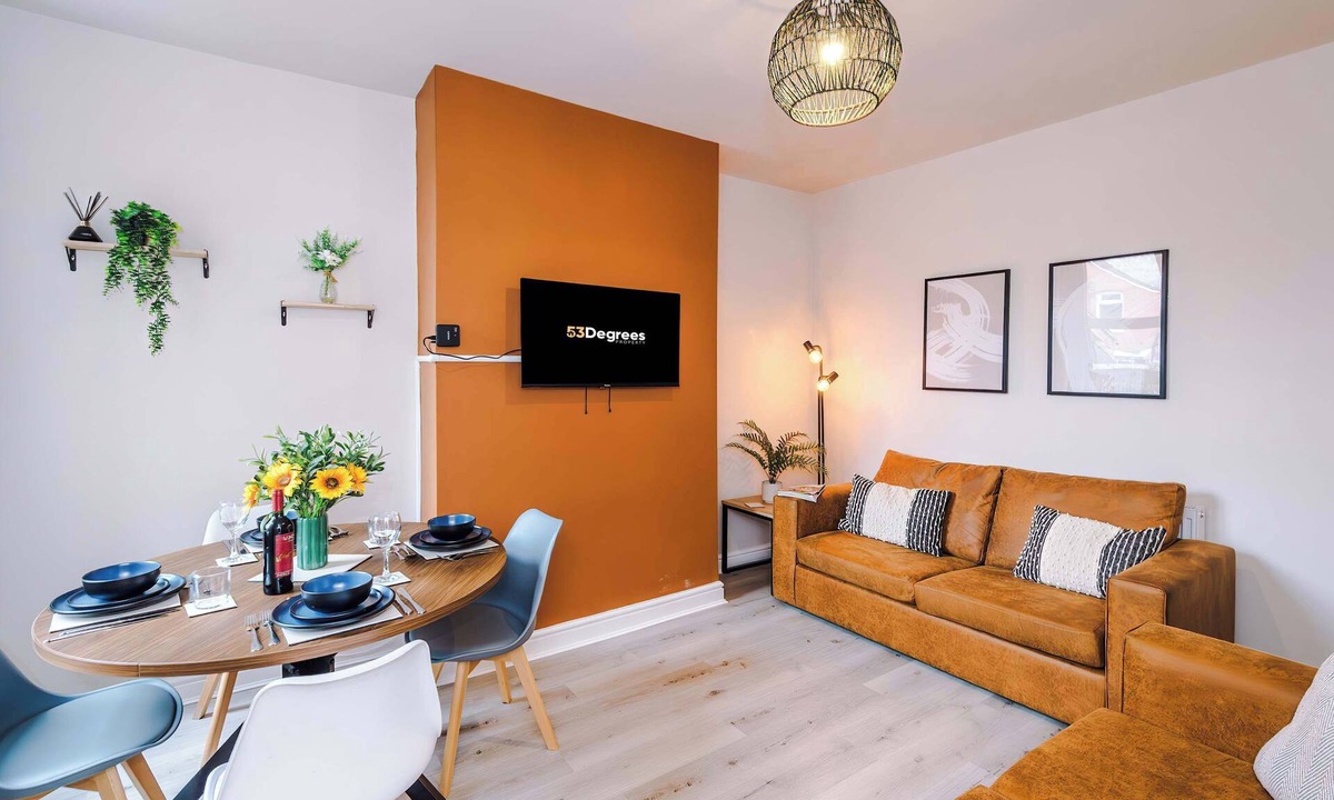 Crewe House | Perfect Modern 4 Bed in Crewe, Great for Business
