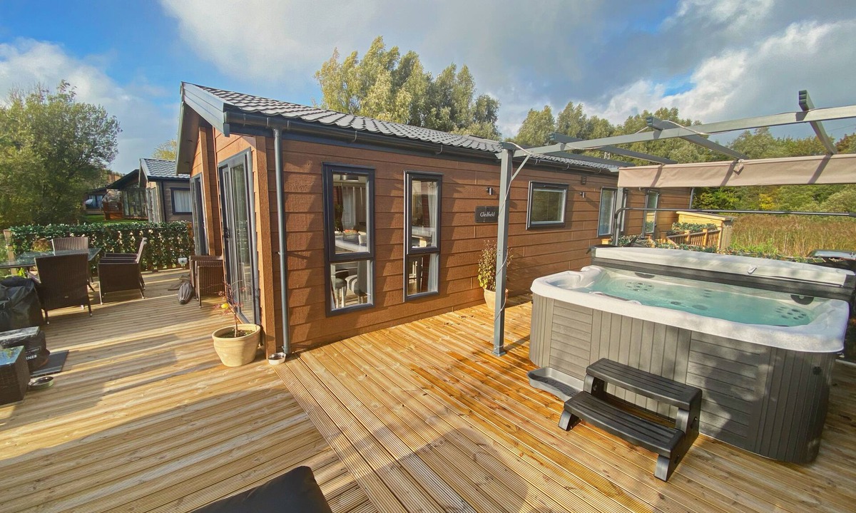 Tewitfield Cottage | PINE LAKE VIEW, pet friendly, luxury holiday cottage in Carnforth