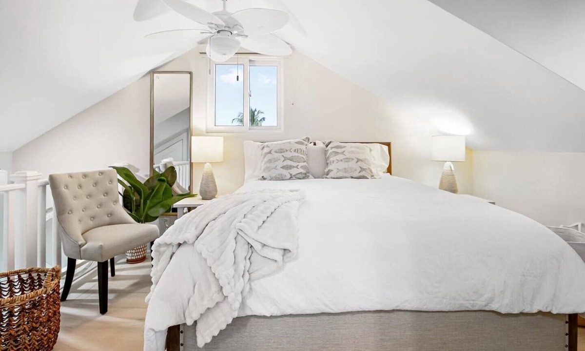Nassau Villa | Pineapple Villa (1 Bedroom + Sofa Bed), Water Lover's Retreat- Kayaks, Fishing - Nassau's Hidden Gem