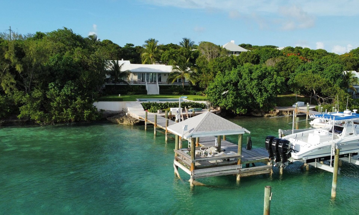 Triana Shores House | Pineapple Wine - Harbour Front