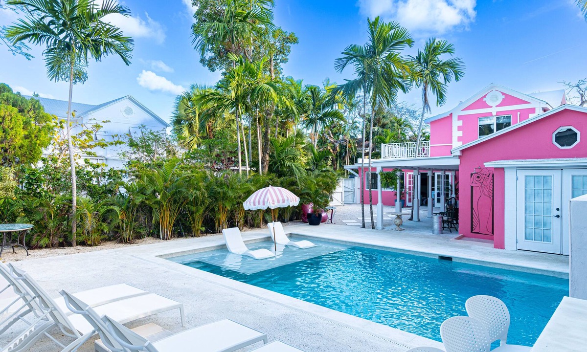 Nassau House | Pink Palms at Cable Beach - 4 Bedroom - 1 Minute to Beach