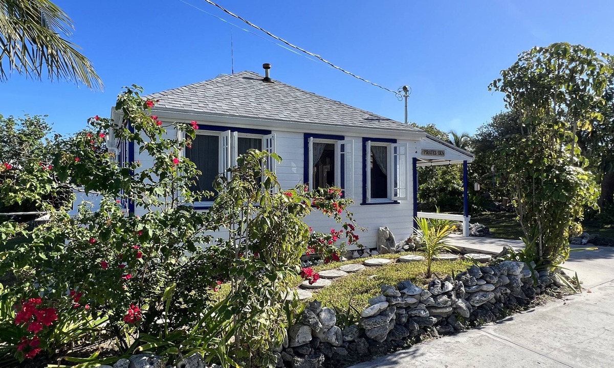 Man O War Cay House | Pirates Den - generator, cable TV and WiFi