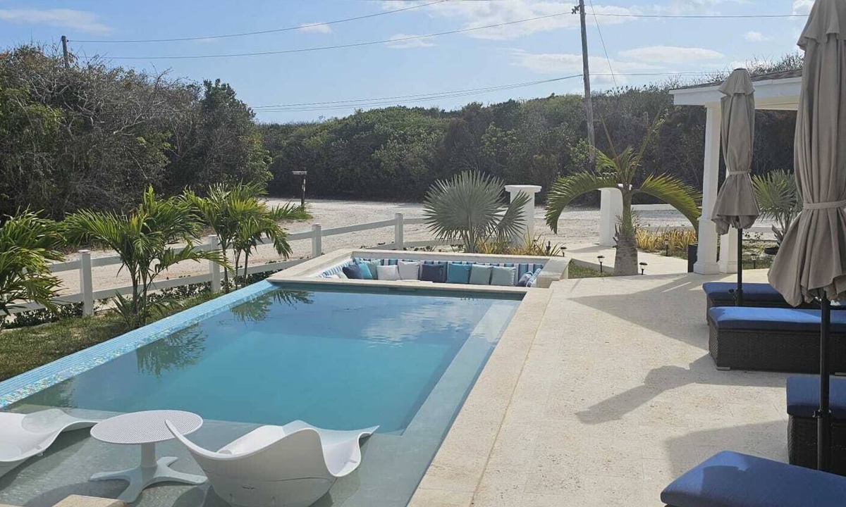 Rainbow Bay House | Porpoise Paradise Luxury Villa, 8-Min Walk to Beach, Power & Water Backup