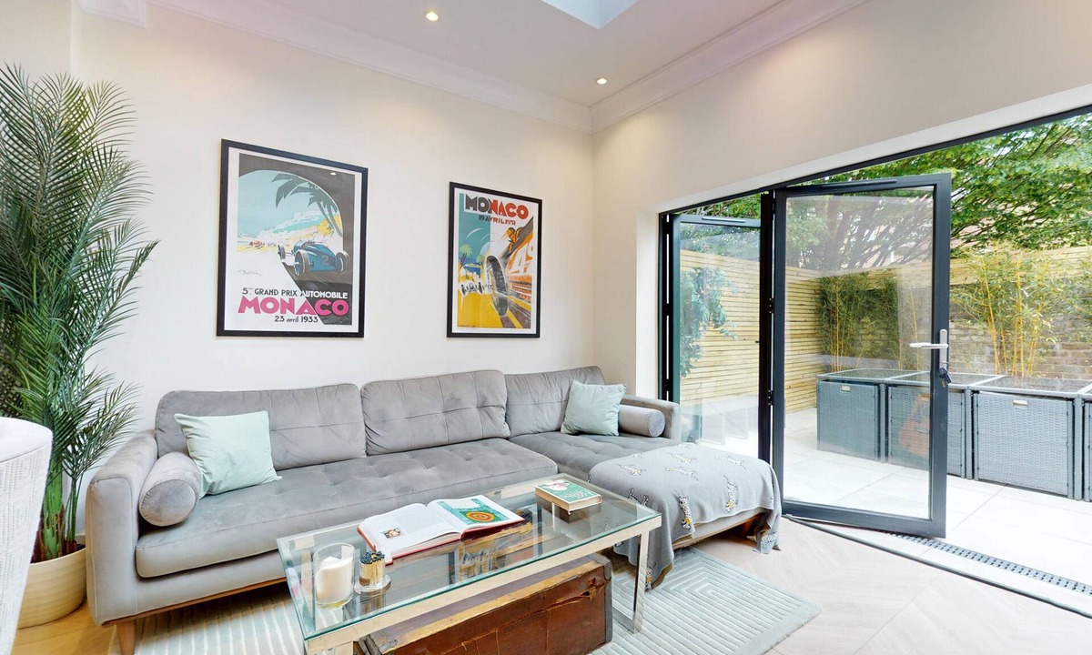 North Richmond Apartment | Prime 3BR Flat With Private Patio-Walk to Tube