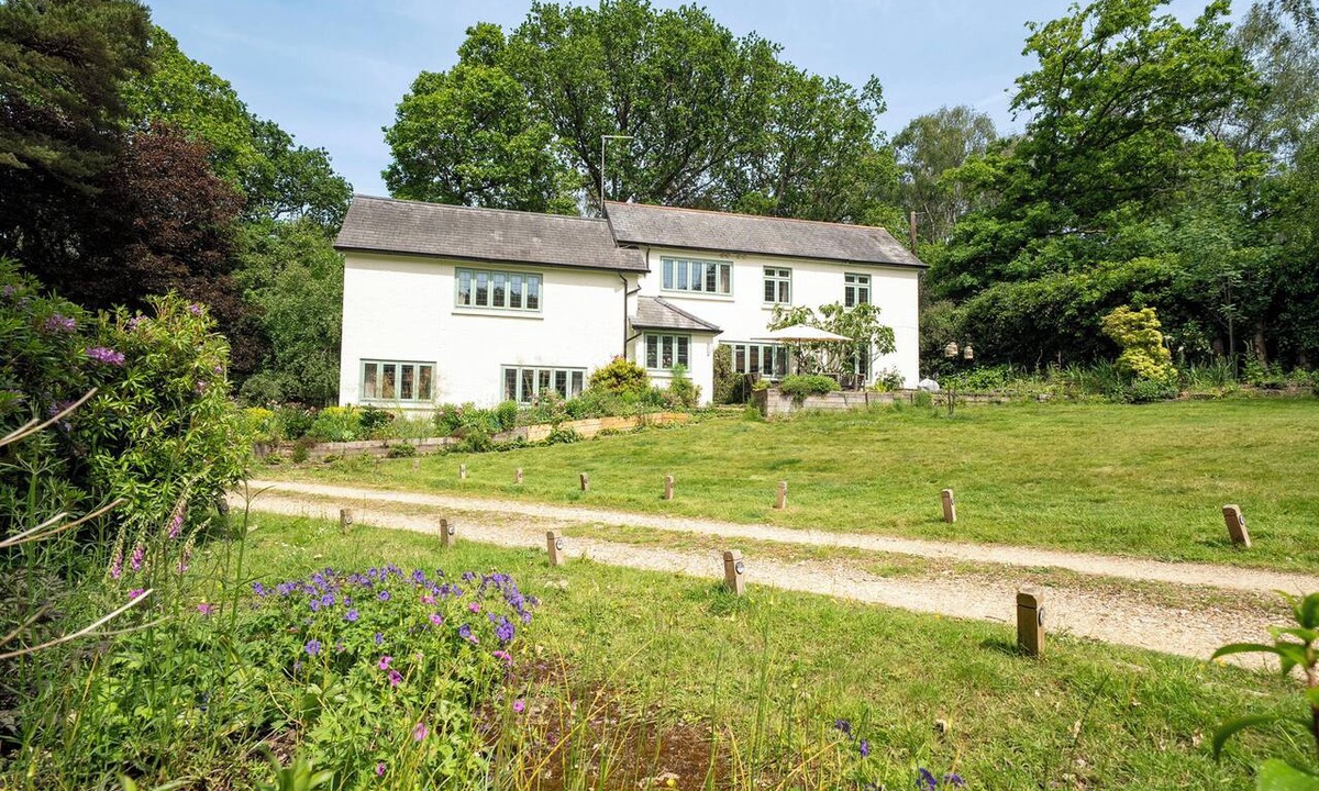 New Forest District Cottage | PRIMROSE SPINNEY, pet friendly, character holiday cottage in Ringwood