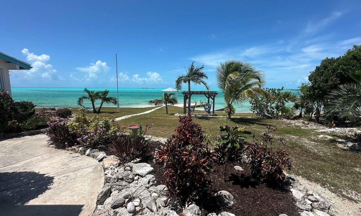 George Town House | Private and quaint 2 bedroom waterfront cottage - 10 minutes from Georgetown