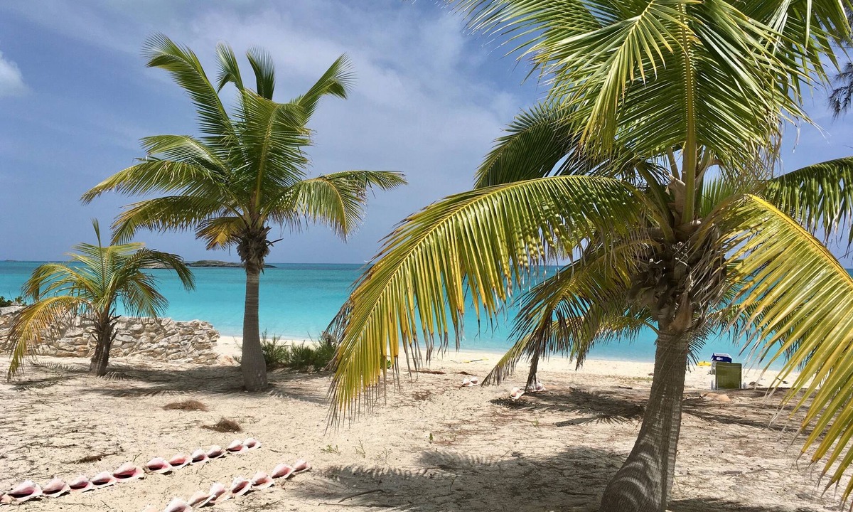 William's Town House | Private Beachfront Cottage Stay on Exuma's Best Beach