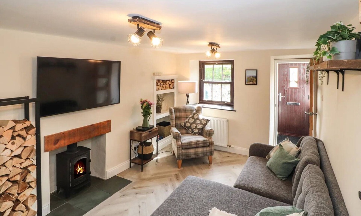 Bretherdale Cottage | Private Cottage - Dogs Welcome - 1 Minute Walk to Local Pub