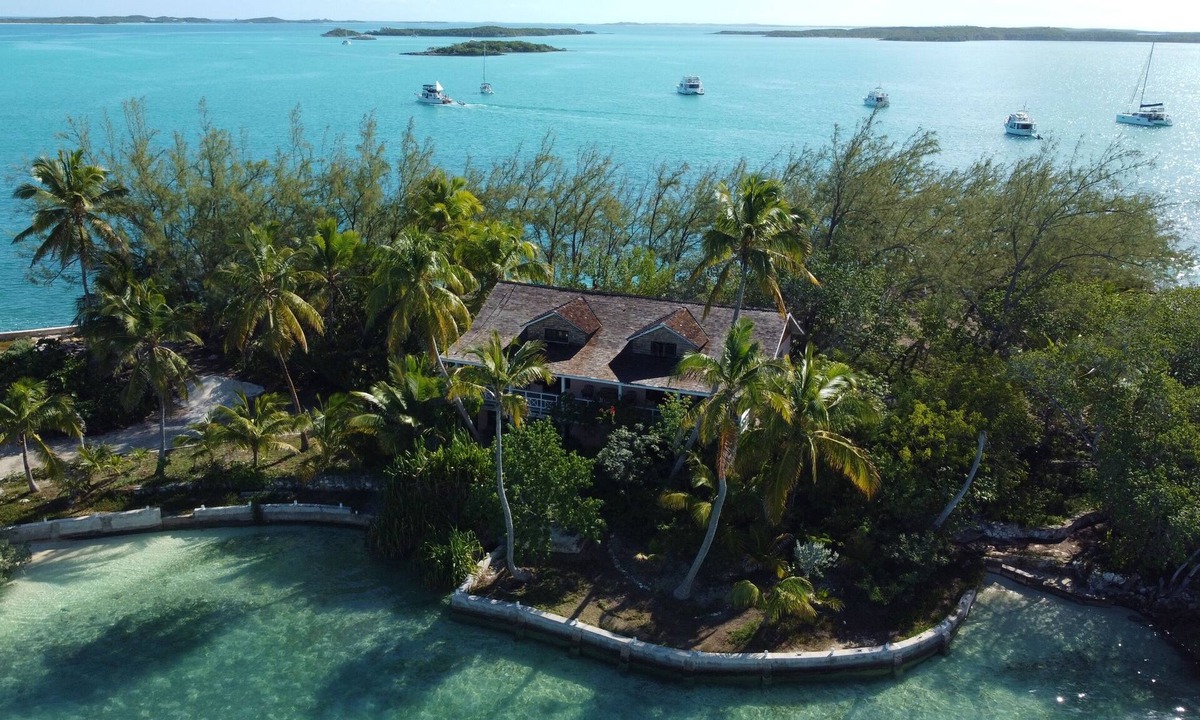 George Town Apartment | Private Island w Causeway to Town, 2 Bedroom, 2 bathroom, Full kitchen, Sleeps 6