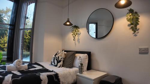 Edgbaston Apartment | Private, Stylish Studio with Parking in City