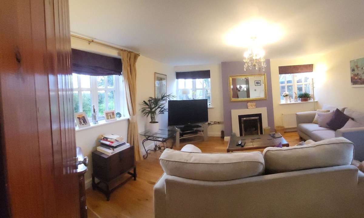Kings Langley Cottage | Quaint 3 bed cottage 10 mins walk from station and short drive to Warner studios