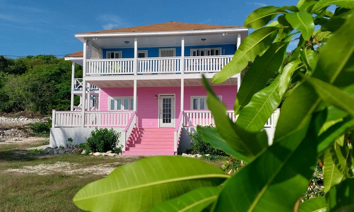 Tar Bay Apartment | Quiet 2 bedroom apartment near beaches , bars, restaurants/Parking/Garden