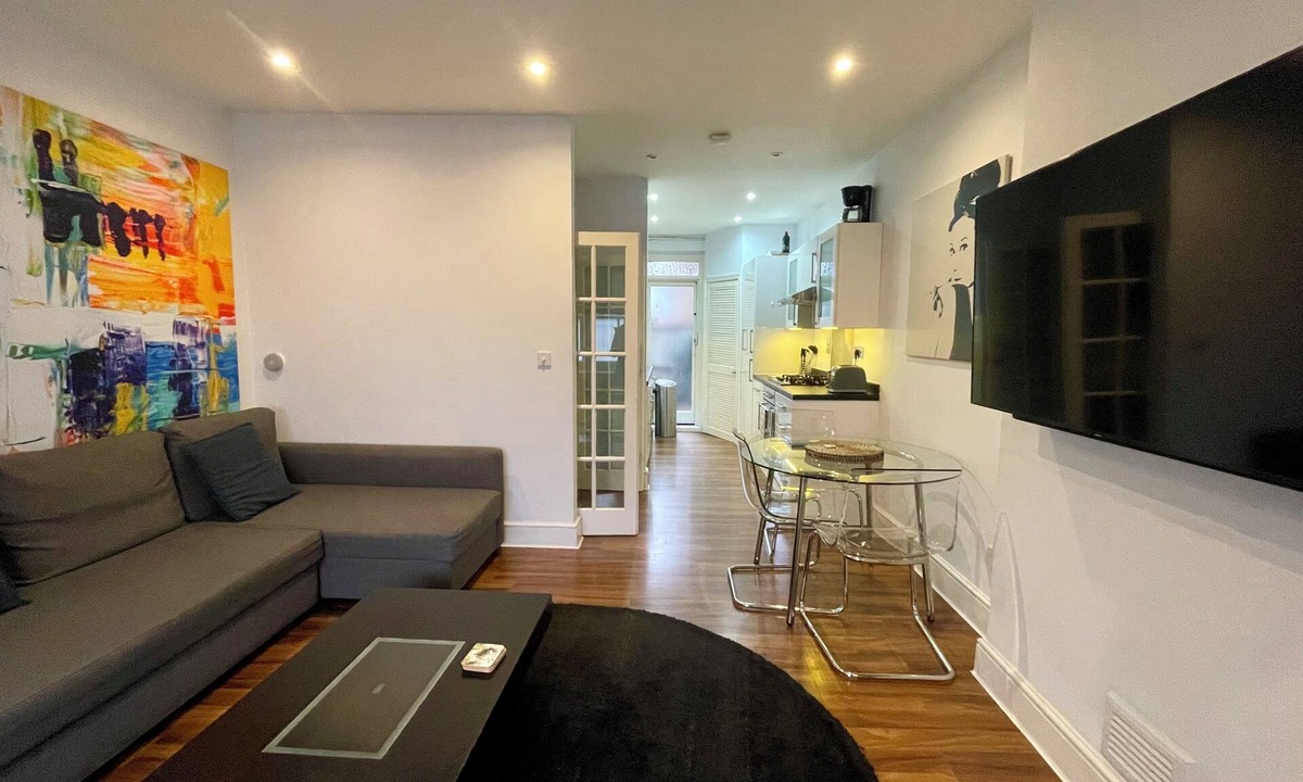 Harrow Road Apartment | Quiet one-bedroom flat in Maida Vale (Paddington)