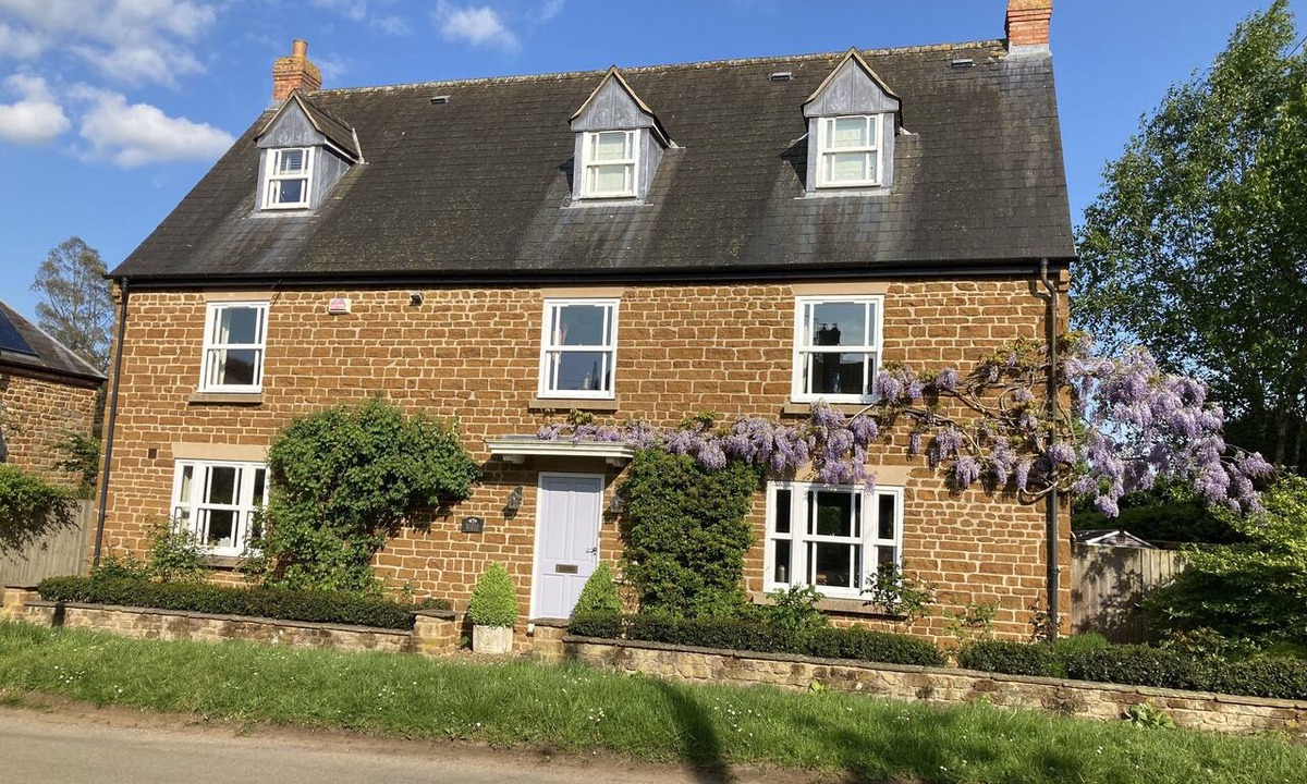 Blakesley House | Quintessential English village House 4 miles from Silverstone circuit, sleeps 8.