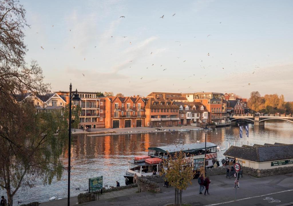 Windsor City Centre Apartment | Radiant Penthouse on the Banks of the Thames - Pass the Keys
