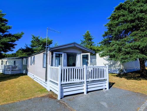 Ringwood House | Rated Superb - Award-Winning Family Holiday Park - Live Shows, Themed Events, and Activities for All Ages, Day and Night - WiFi, Netflix, Linens - Gym, Sauna - Spotless, Quiet, Secluded, Parking - Restaurant, Shop, Bar