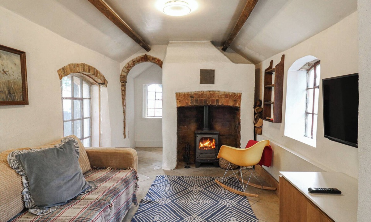 East Haddon Cottage | RAVENSTHORPE RURAL RETREAT, pet friendly in Long Buckby
