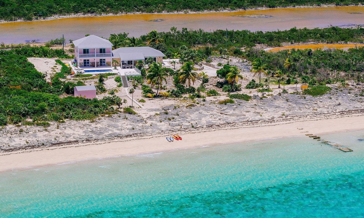 William's Town House | Relaxation, Seclusion and Luxury - beachfront and poolside