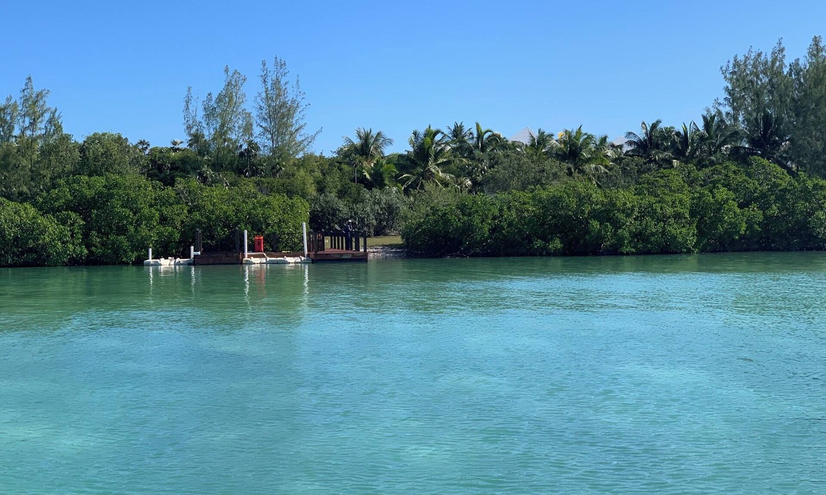 Savannah Sound Villa | Remote Beachfront Treasure 4-bedroom villa WiFi and AC on Windermere Eleuthera