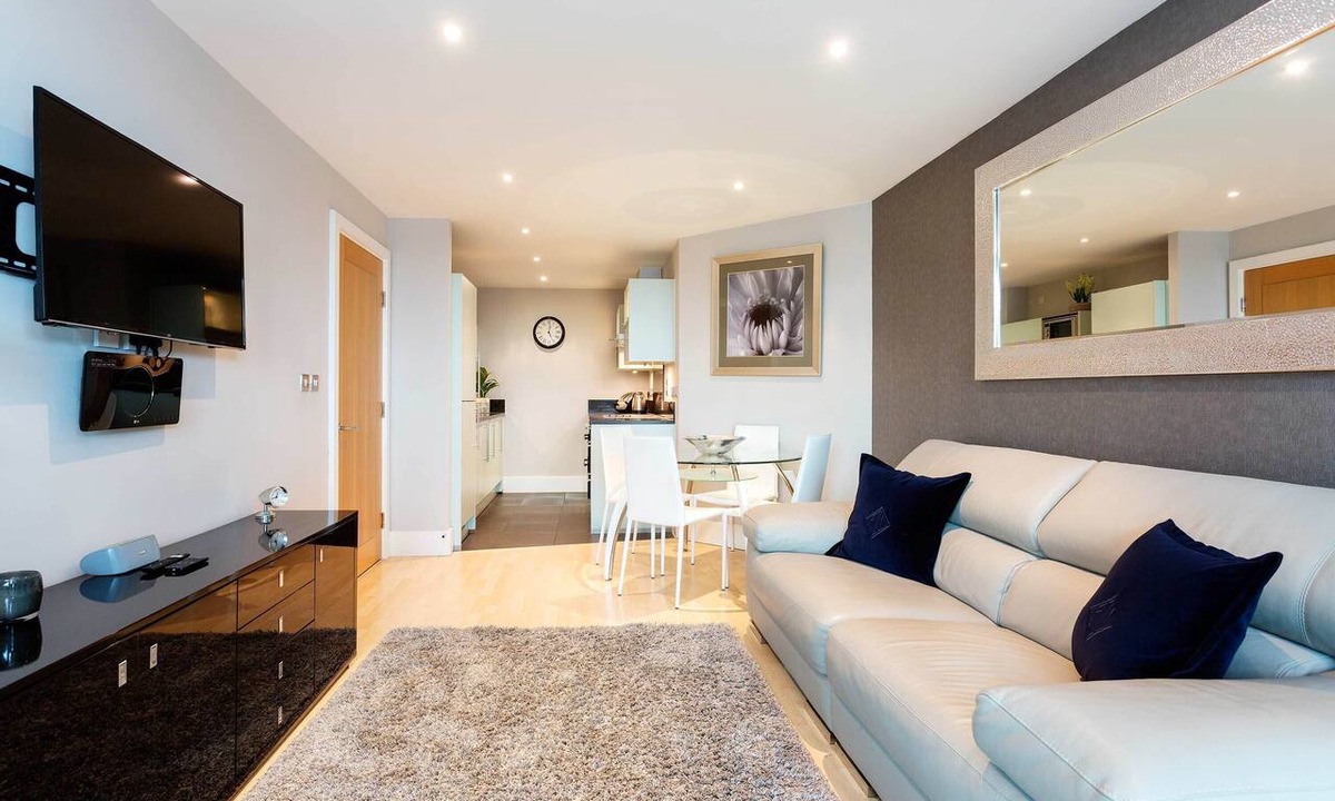 Vauxhall Apartment | River Views from Vauxhall, by Veeve