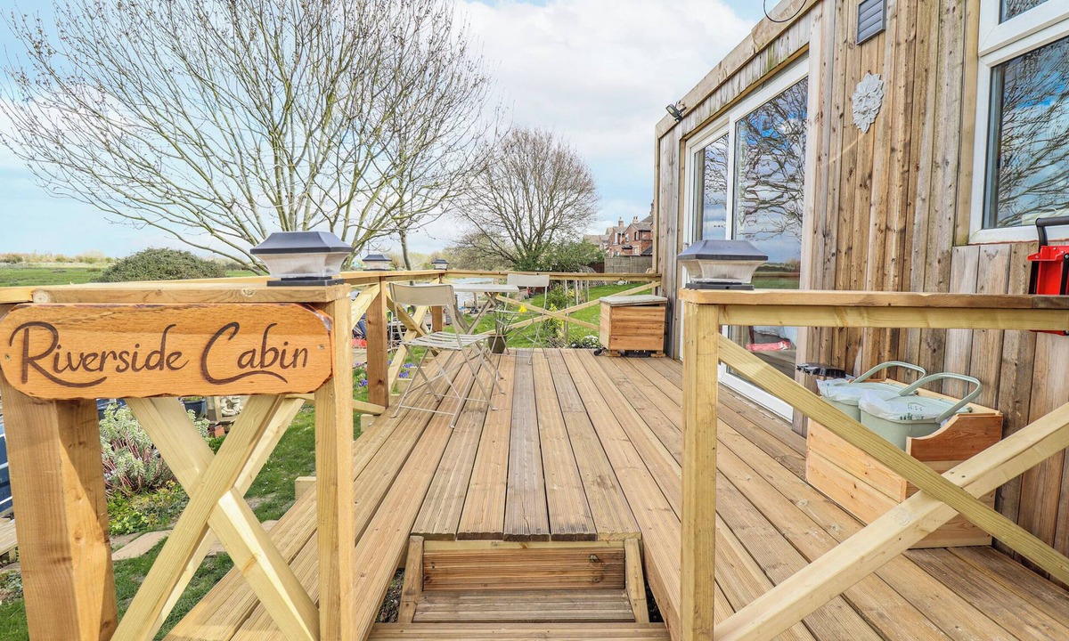 Peterborough Cottage | RIVERSIDE CABIN, pet friendly in Peterborough