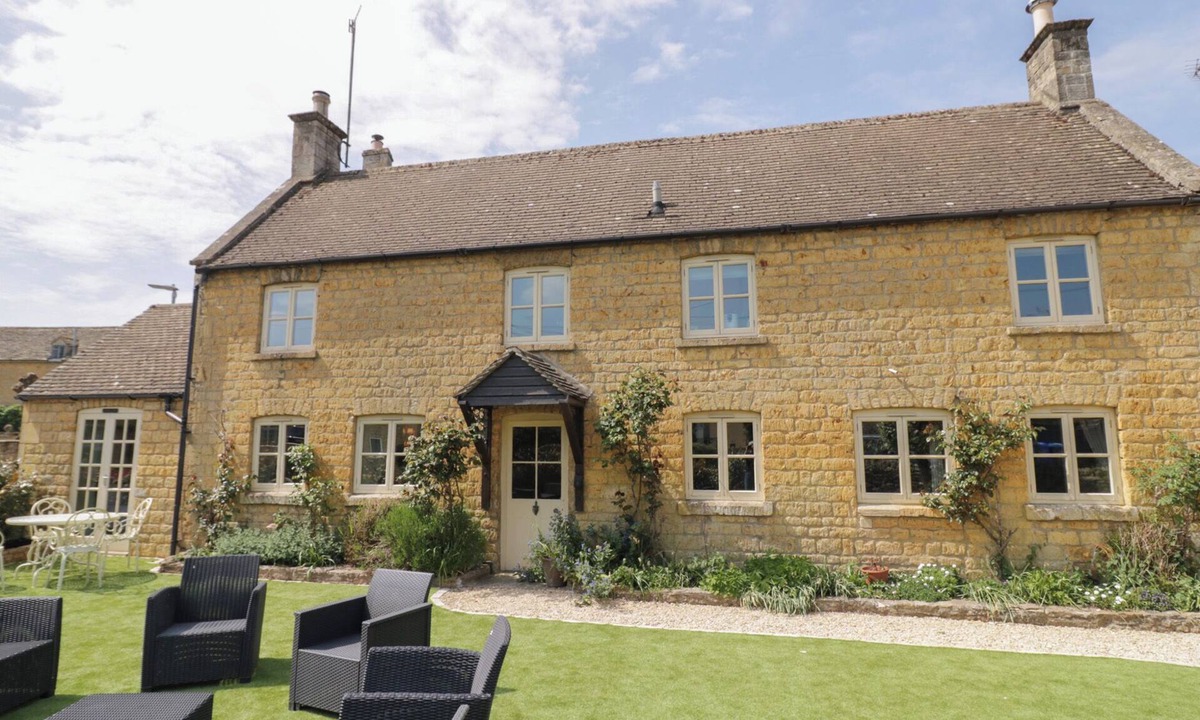Bourton-on-the-Water House | ROBINS NEST, pet friendly, with a garden in Bourton-On-The-Water
