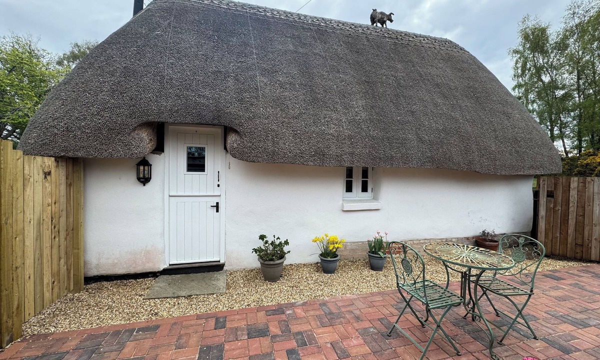 Stuckton Cottage | Romantic cottage in the heart of the New Forest, perfect for walkers.