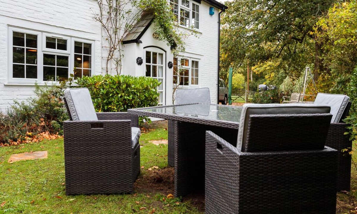 Burley House | Rose Cottage in the heart of the New Forest, dogs welcome, EV point, sleeps 6
