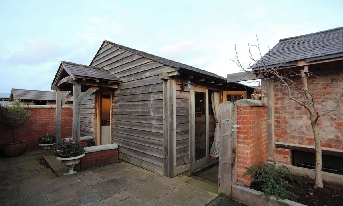 High Ercall Cabin | Rushmoor Retreat, Cosy with Outdoor Pizza Oven