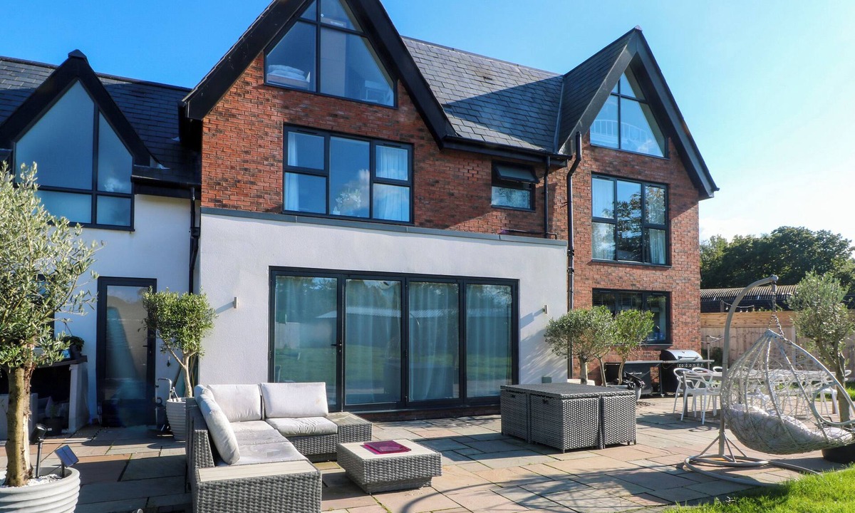 Willaston Cottage | RYE CROFT, pet friendly, country holiday cottage in Neston