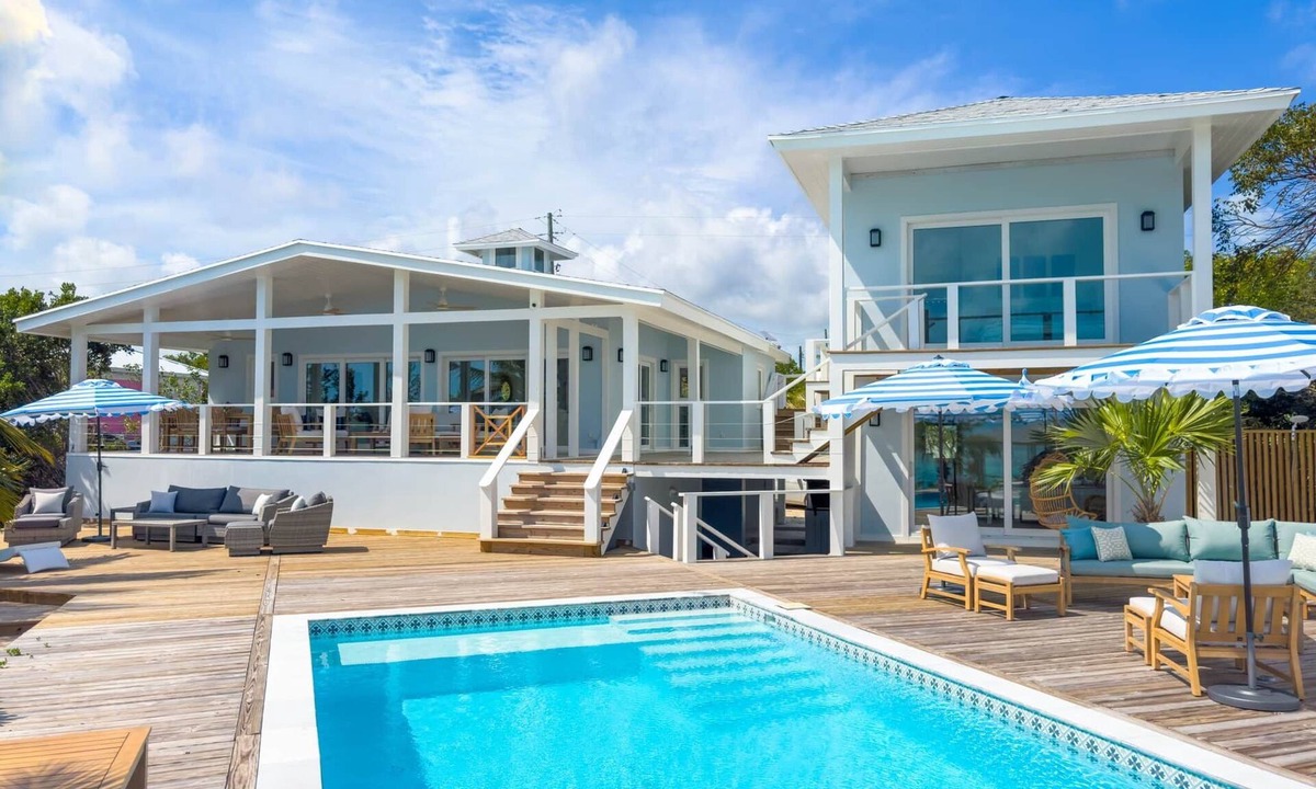 George Town Villa | Salt Shaker Villa, 5-10 mins to town, heated pool & hot tub, sandbar offshore