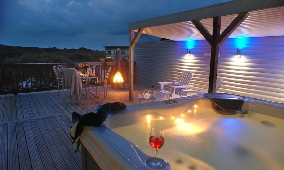 Winnard's Perch Cottage | SandPipers Luxury lodge with 2 ensuites a private Hot Tub & Sauna & BBQ terrace