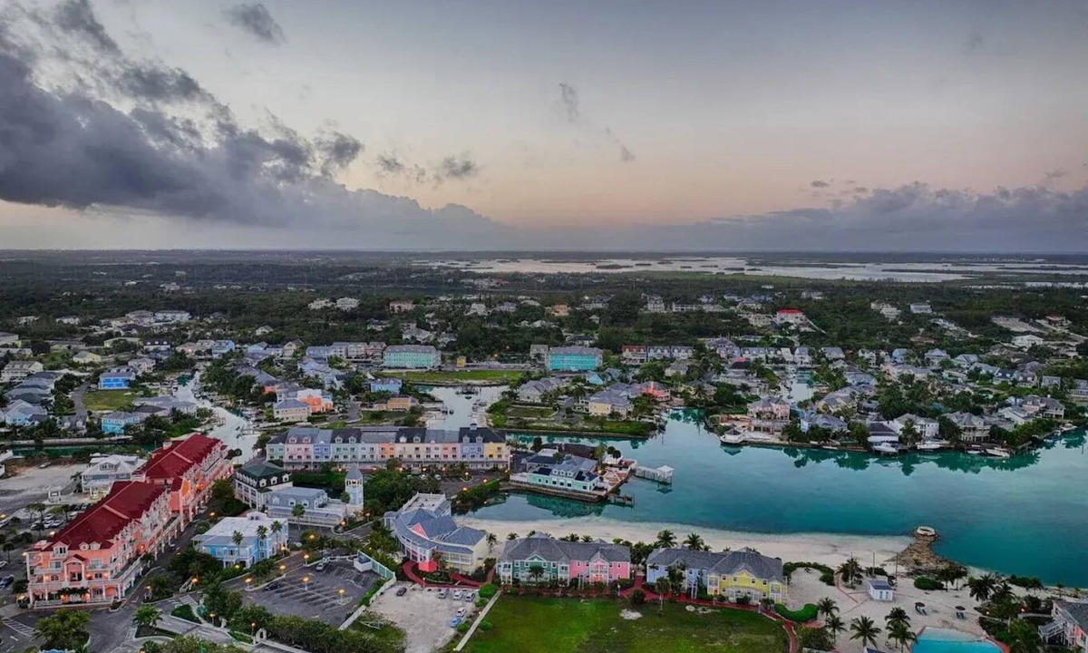 Nassau Resort | Sandyport Beach Resort: Beachfront Comfort, Island Style!