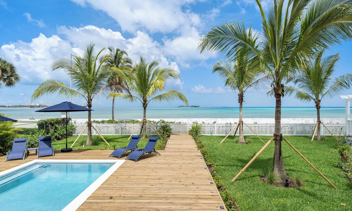 Nassau Villa | Sea La Vie Villa, across the street from the ocean with magnificent views